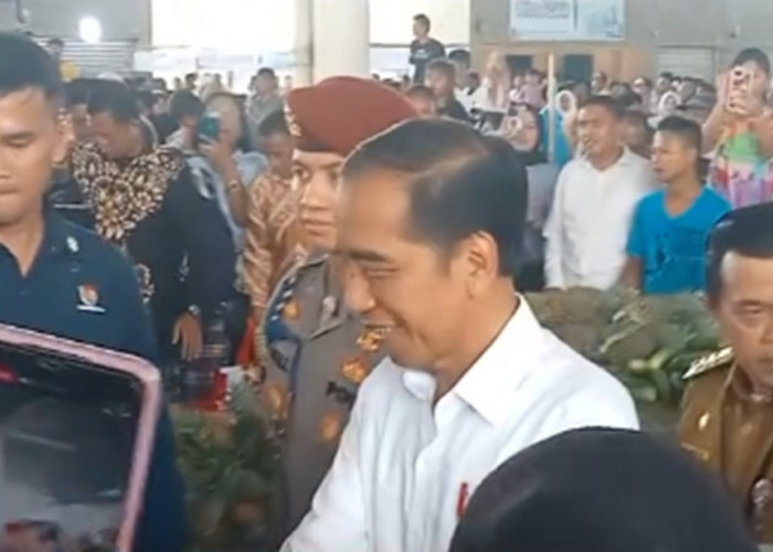 Pedagang Pasar Bangko Jambi Histeris Sambut Jokowi, Rebutan Minta Selfie
