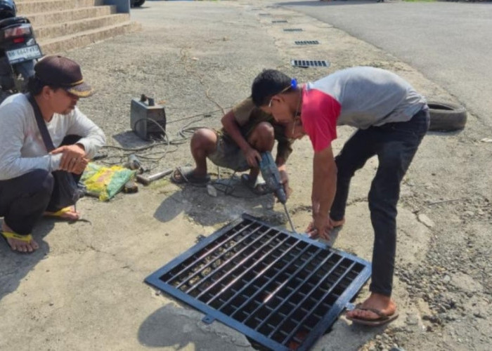 Pasar Bawah Bangko Dipasang Teralis Besi, Upaya Dinas PUPR Cegah Sampah Masuk Drainase