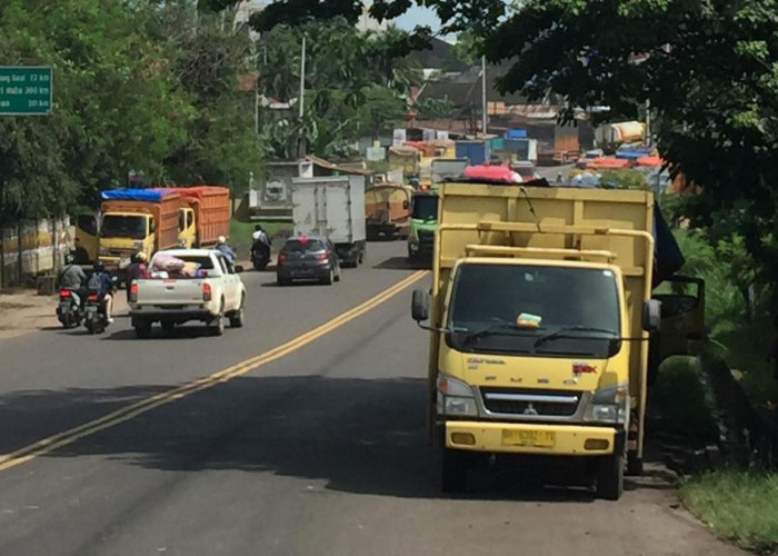 CUEK! 105 Truk Batu Bara Nongkrong di Bahu Jalan dari Gerbang CitraRaya City-Batas Kota Jambi