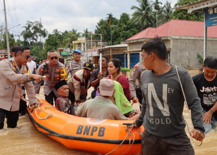 Baru Tugas 3 Hari di Bungo Kapolres Singgih 'Nyebur' Masuk Banjir