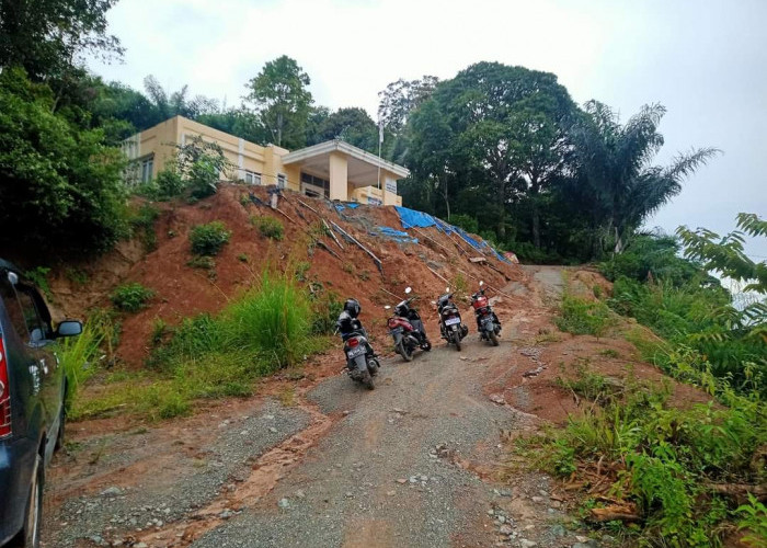 Tebing Amblas, Kantor Camat Tanco Nyaris Runtuh ke Jalan