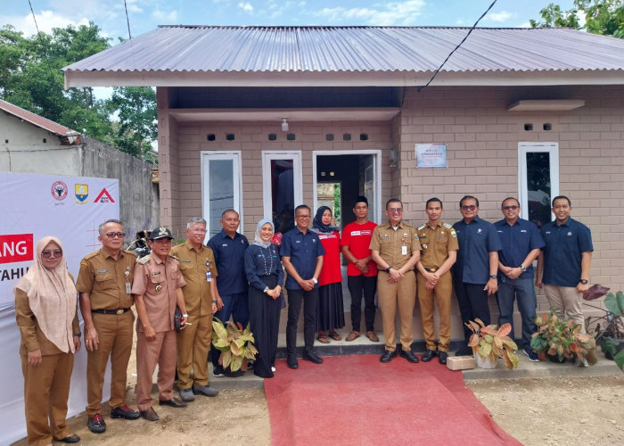 Semen Padang Serahkan Bantuan CSR Bedah Rumah di Jambi, Perkenalkan Penerapan Sepablok