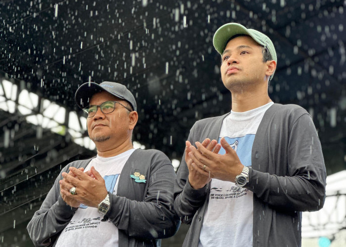 Maulana-Diza Basah-Basahan Ditengah Hujan Deras, Semangat dan Keikhlasan Pendukung Tak Terbendung