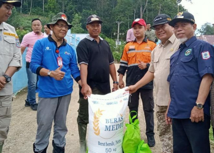 Bupati dan Wabup Merangin Salurkan  Bantuan Banjir