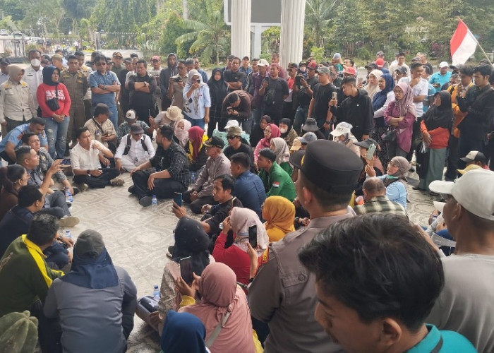 Massa Juga Geruduk DPRD! Diterima Ketua DPRD Kota Jambi, Duduk Lesehan Dialog Bersama