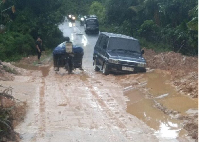 Sering Longsor, Warga Minta Tebing Bukit Patah Empelu Diturap