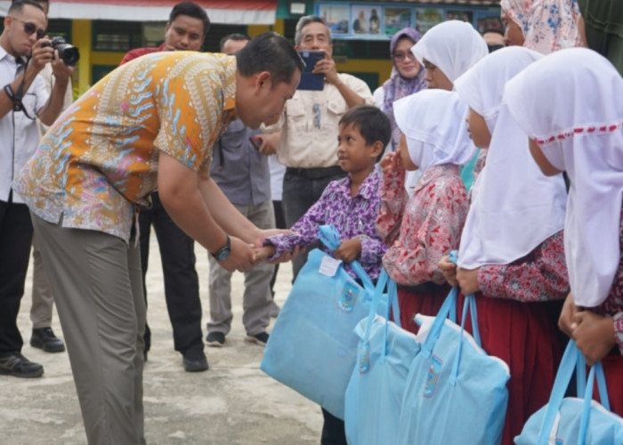 Kembali, Bupati M. Syukur Salurkan Perlengkapan Sekolah Gratis, Kepsek Diminta Antar ke Rumah Siswa