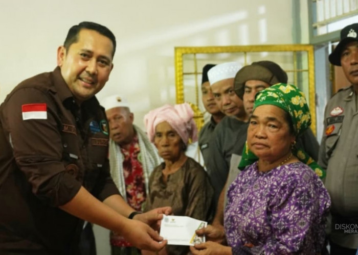 Sampaikan Duka Mendalam, Bupati M. Syukur Salurkan Bantuan Korban Kebakaran Tunggul Bulin