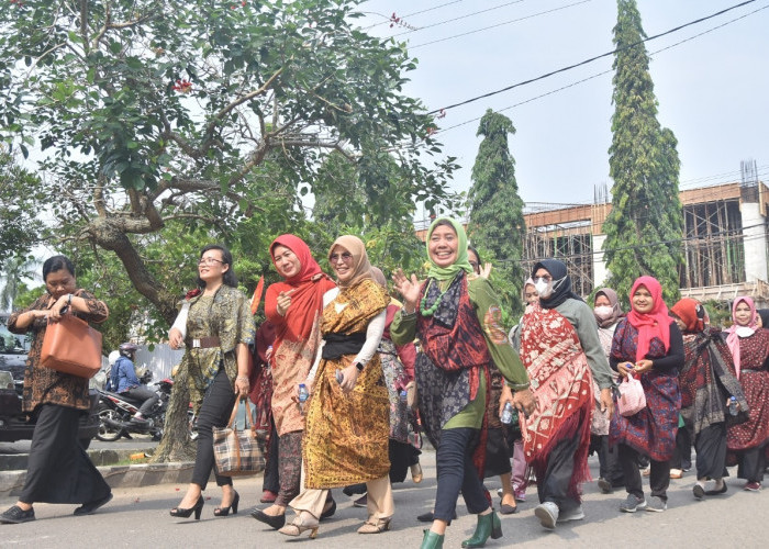 Pemkot Jambi Gelar Parade Batik, 3000 Pegawai Bubuhkan Tandatangan Komitmen Memakai Batik