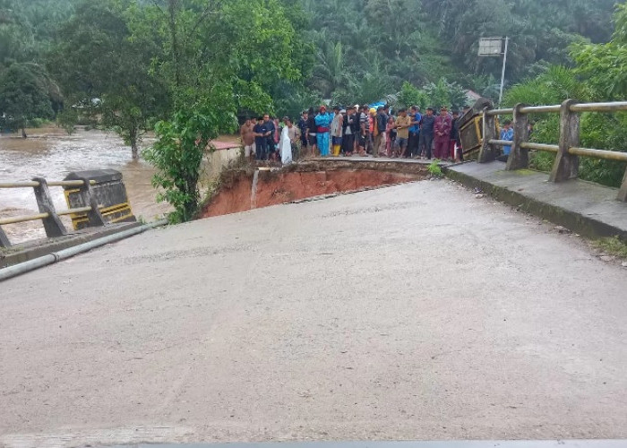 Air Sungai Batang Tebo Meluap, Jembatan di Limbur Roboh Diterjang Banjir