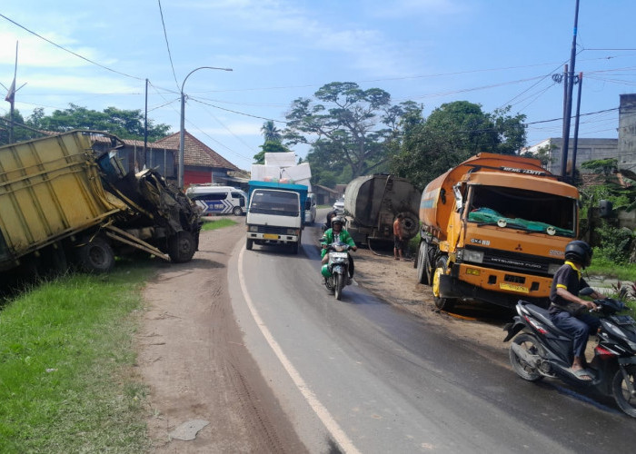 Adu Kambing Truck VS Mobil Tangki, Sopir dan Penumpang Alami Luka 