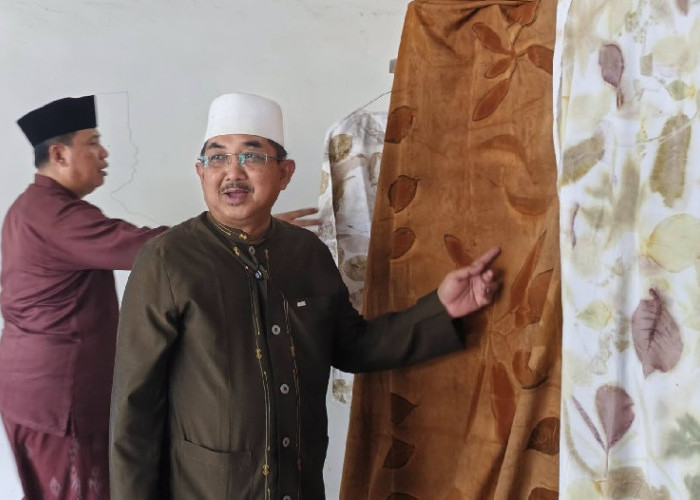 Bupati dan Wabup Tanjab Barat Apresiasi Inovasi Ecoprint Daun Resam Karya Warga Desa Kuala Dasal