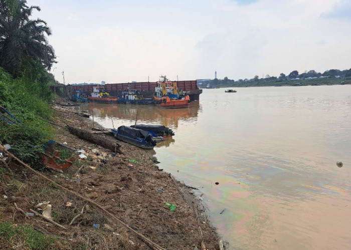 Air Bercampur Minyak! Sungai Batanghari Tercemar, Ancam Air Bersih Warga Kota Jambi