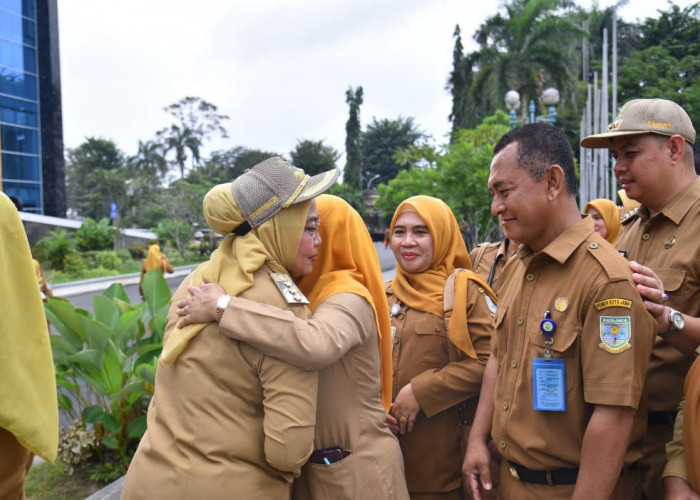 Haru Pilu Di Balaikota Saat Pj Wali Kota Jambi Sri Purwaningsih Pimpin Apel Terakhir Dimasa Jabatannya