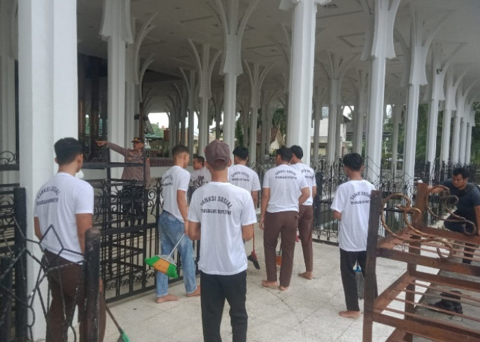 Sanksi Sosial Berandal Bermotor, Sepuluh Remaja Bersihkan Masjid Agung Al-falah Jambi 