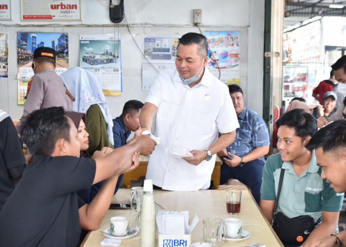 Ketua DPRD Jambi Bagikan 2.000 Masker, Warga Diminta Waspadai Kualitas Udara