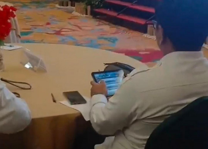 Viral Disorot Main Game saat Arahan Gubernur Jambi, Kepala BGN Regional Jambi Adityo:Bukan Judol Berani Sumpah