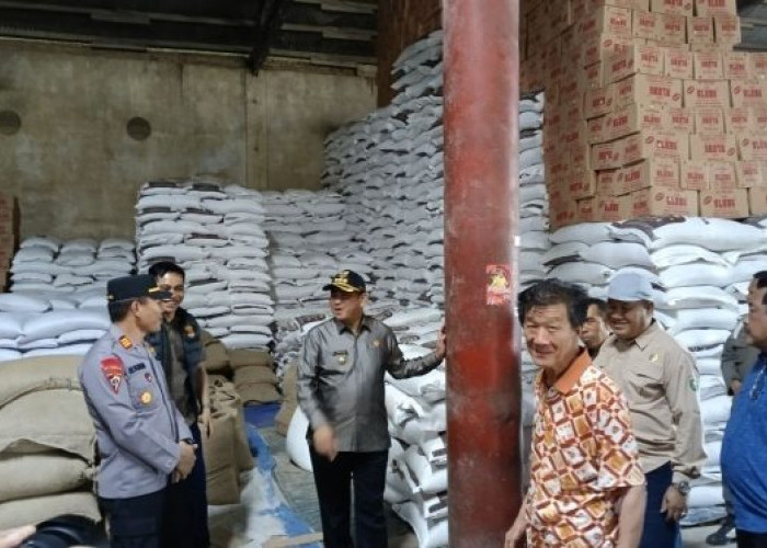 Pastikan Ketersediaan Pangan Jelang Ramadhan, Bupati Bungo Tinjau Sejumlah Gudang Sembako