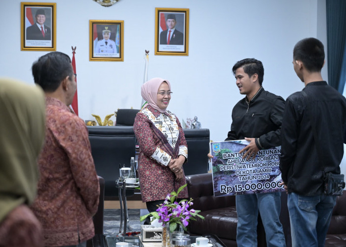 Pj Wali Kota Salurkan Bantuan Duka Kemensos Untuk Keluarga Korban Runtuhnya Tembok SMKN 1 Kota Jambi