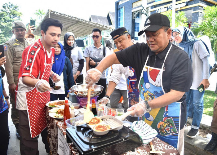 Meriahkan Perayaan HUT Kota Jambi : Wali Kota Maulana dan Wawako Diza Ikut Lomba Masak Nasi Goreng Bahagia