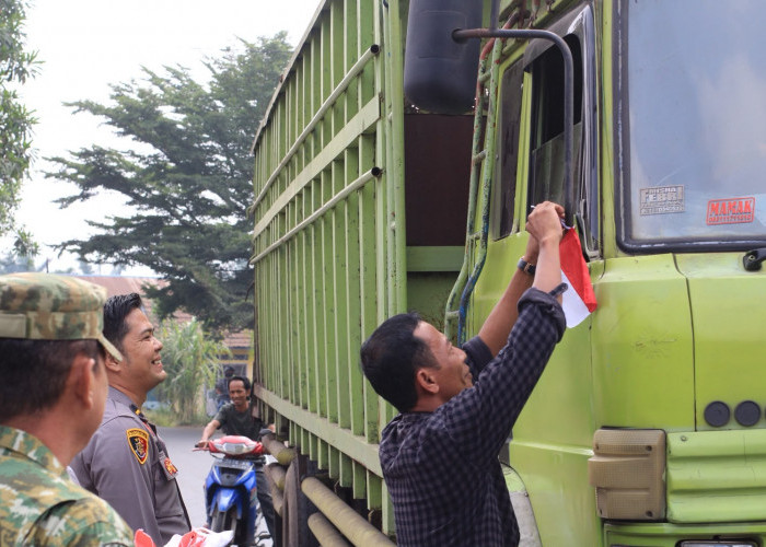 Jelang HUT RI ke-81, Camat Taman Rajo dan Forkopimcam Bagikan Ratusan Bendera Merah Putih ke Masyarakat 