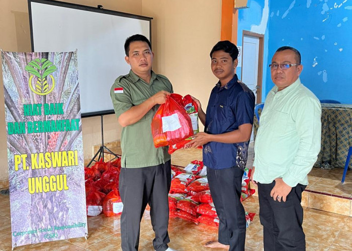 Berbagi dan Peduli, PT Kaswari Unggul Salurkan Sembako untuk Masyarakat dan Karyawan