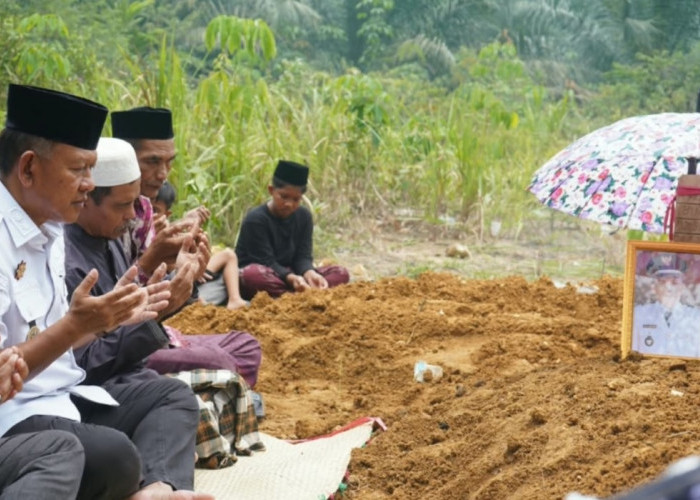 Wabup A. Khafidh Sampaikan Belasungkawa dan Hadiri Pemakaman Kades Tambang Baru