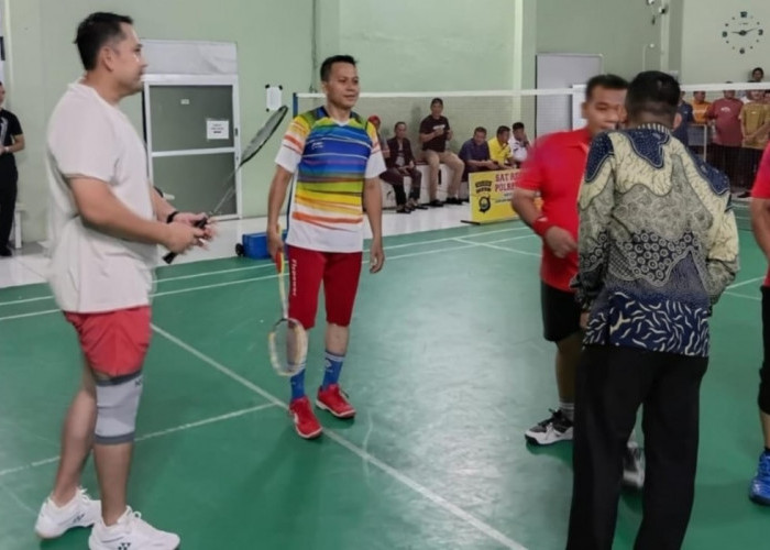 Duet Bupati H M Syukur- Lurah Pematang Kandis Mahmudi Sabet Juara Pertama Kejuaraan Bulutangkis HUT ke-81 RI 