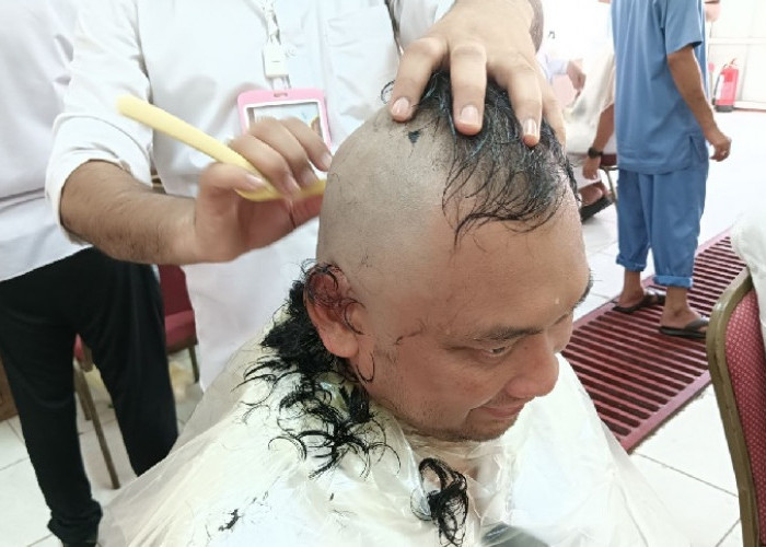 Cukup 5 Menit, Cukur Gundul Tahallul di Barbershop Jamarat