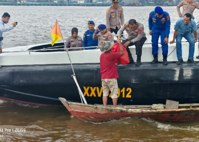 Polres Tanjab Barat Beri Bantuan Masyarakat Pesisir Terpencil