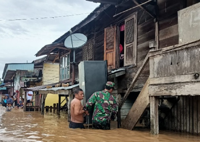 Akibat Banjir, Babinsa Rantau Pandan Bantu Warga Angkat Barang
