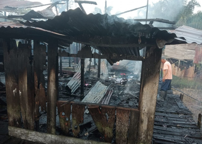 Kebakaran Hebat di Jaluko, Tiga Bedeng Hangus Dilalap Si Jago Merah