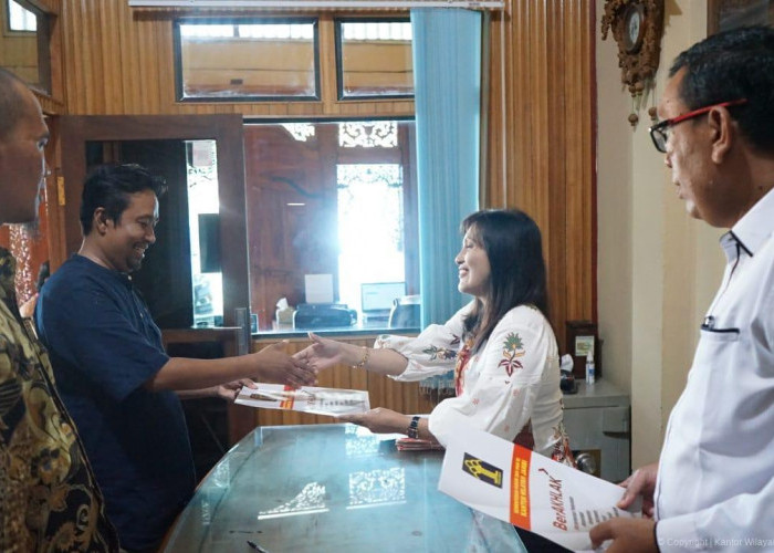 Jaga Integritas Serta Tertib Administrasi, Kanwil Kemenkum Jambi Serahkan SK Protokoler Notaris di Sarolangun