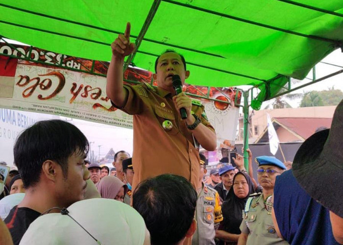 Bupati BBS Turun ke Lokasi Temui Warga Aksi Demo Stockpile Pasir di Penyengat Olak
