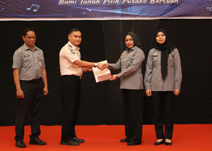 Enam Karya Lagu Kalapas Kelas IIA Jambi Resmi Tercatat sebagai Hak Cipta, Kadiv Pelayanan Hukum Serahkan Surat