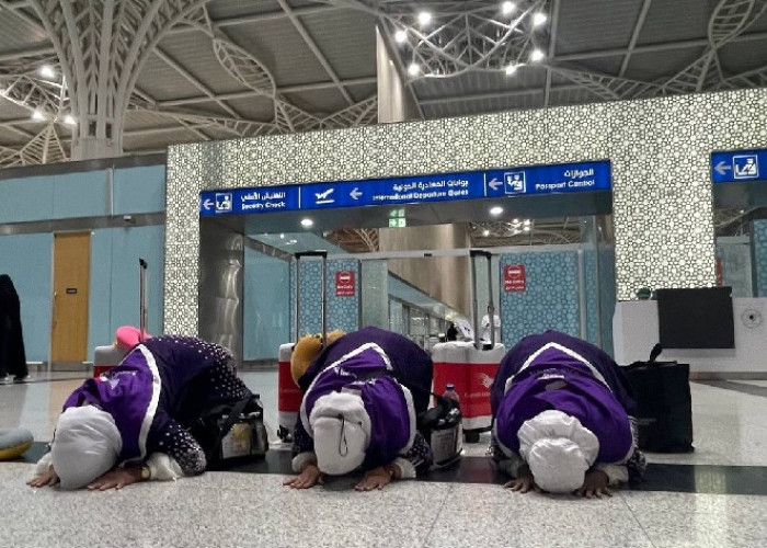 Sayap Pesawat Sempat Terbakar, Jemaah Haji Embarkasi Makassar Sujud Syukur Setibanya di Bandara AMAA Madinah