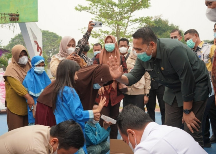 Dampingi Gubernur Serahkan Bantuan Pro Jambi Cerdas, Bupati M Syukur Pastikan Tidak Ada Anak Putus Sekolah