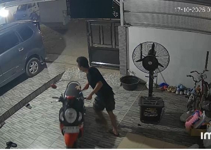 Terekam CCTV, Maling Gasak Honda Scoopy di Kawasan Perumahan 