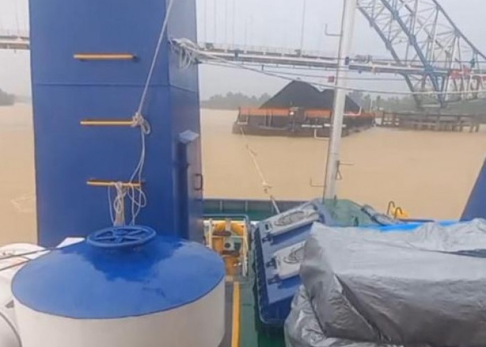 Tongkang Batu Bara Serempet Jembatan Muara Sabak, Tiga Tiang Fender Hilang