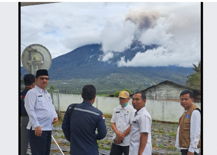 Jarak Semburan Abu Vulkanik Gunung Kerinci Hampir 1 Kilometer, Maskapai Dilarang Melewati Gunung