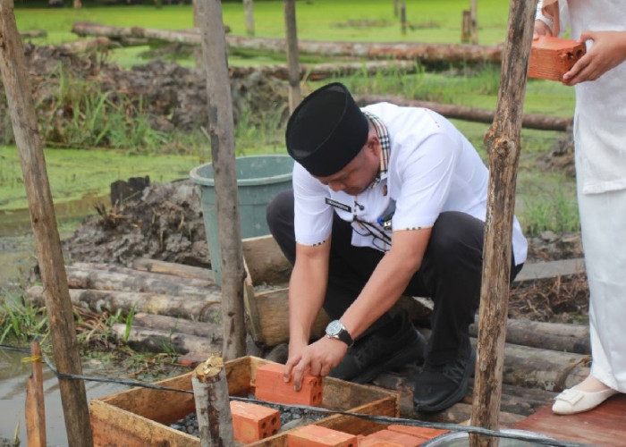 Wakili Bupati, Sekda Hermansyah Letakkan Batu Pertama Pembangunan Mushola SMKN 1 Tanjabbar