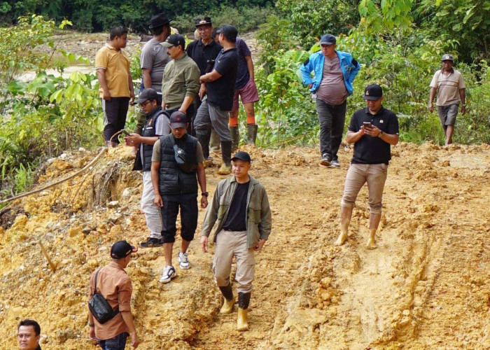 Wabup Gerry Tinjau Jalan Menuju Bukit Bulan, Kondisinya Sudah Rusak Berat