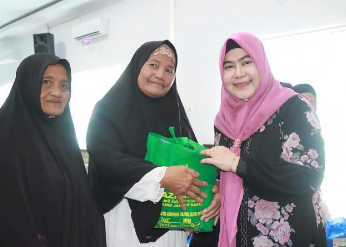 Ketua TP PKK Tanjab Barat Santuni Anak Yatim dan Kaum Duafa pada peringatan 10 Muharam 1448 H