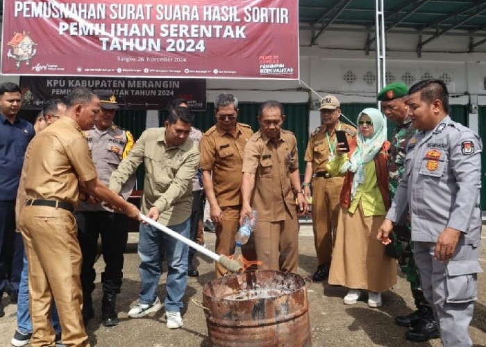 Pj Bupati Merangin Musnahkan Surat Suara Rusak