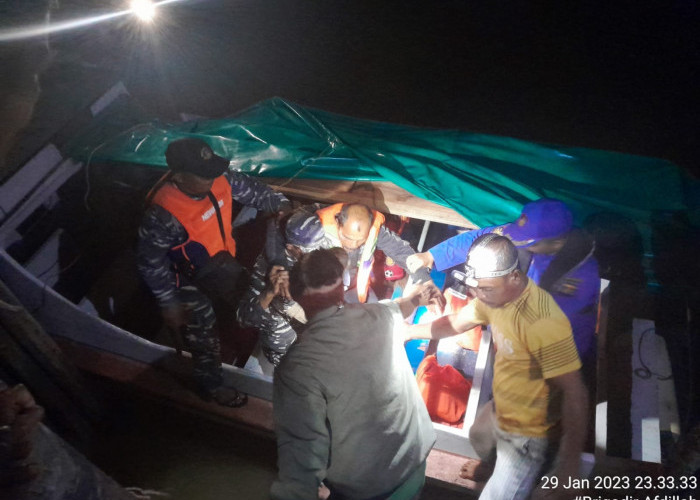 BREAKING NEWS: 2 Nelayan Ditemukan Terombang-ambing di Laut Kuala Jambi
