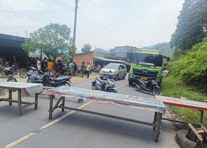 BREAKING NEWS: Jalan Lintas Kerinci Menuju Bangko di Blokir, Kendaraan Macet Panjang