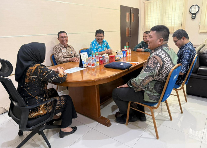 Tingkatkan Kualitas Layanan Partai Politik di Wilayah, Kanwil Kemenkum Jambi Serahkan Buku Rangkaian Kegiatan
