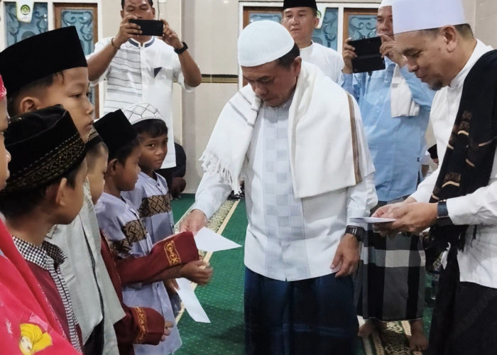 Safari Subuh Pemprov Jambi di Masjid Hidayatullah, Al Haris Serahkan Santunan dan Bantuan untuk Masjid