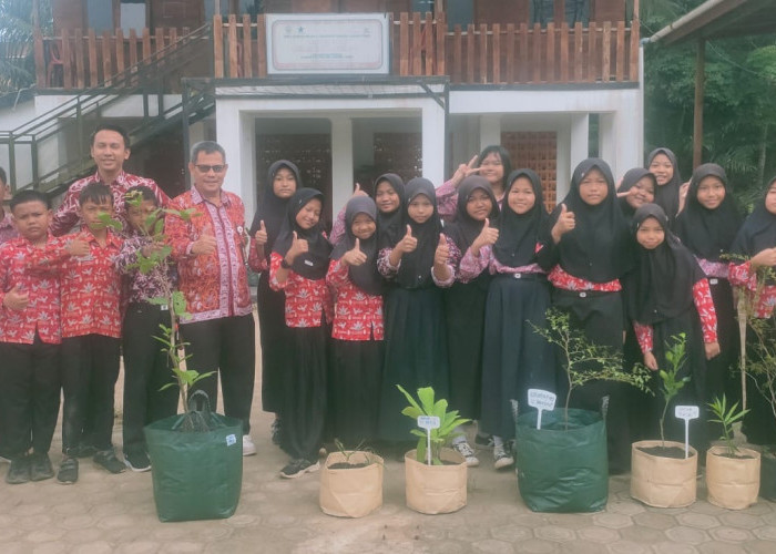 Mengenal Tanaman Melalui Kebun Literasi Kolaborasi SKK Migas PetroChina dan UIN Jambi; Sangat Menyenangkan!