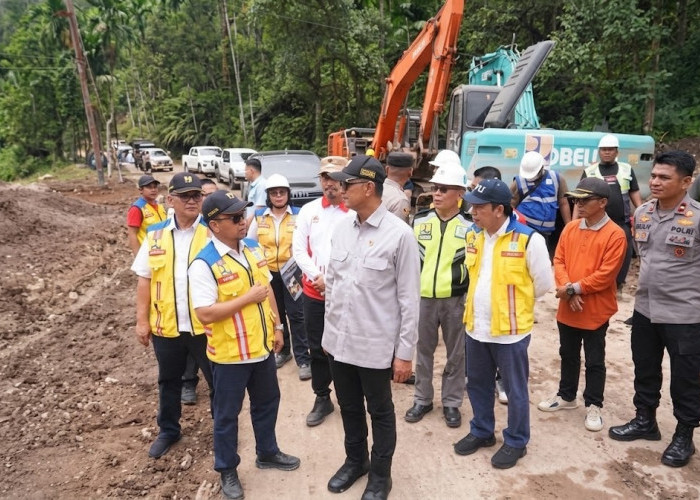 Menteri PU Tinjau Ruas Tapan–Batas Jambi, Instruksikan Cek Hulu Sungai Antisipasi Longsor Susulan